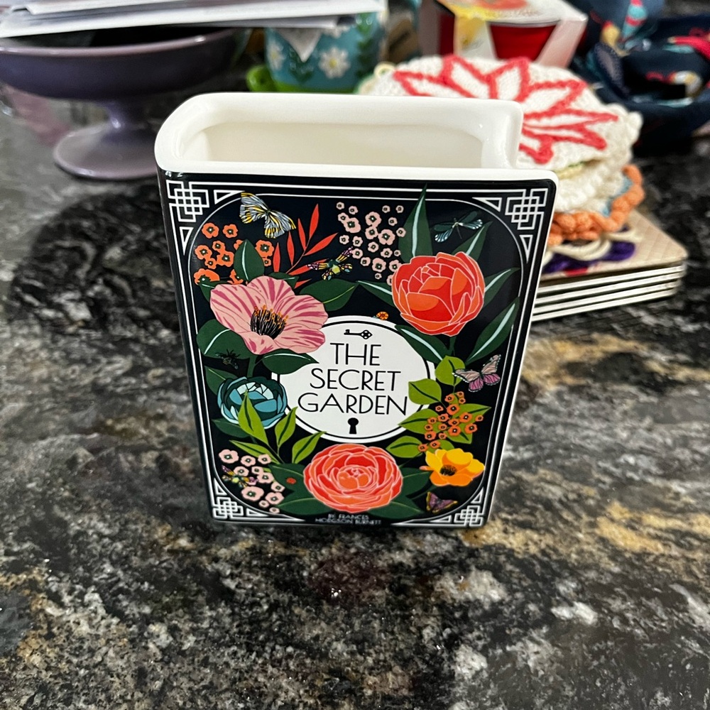 The Secret Garden Floral Vase - Black and White